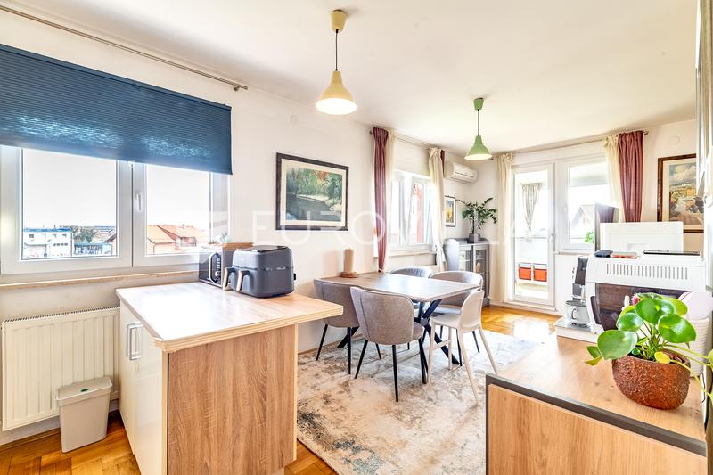 Zagreb, Blato, prostran peterosobni stan 110 m, vanjsko parking mjesto