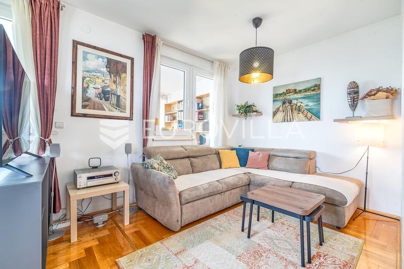 Zagreb, Blato, prostran peterosobni stan 110 m, vanjsko parking mjesto