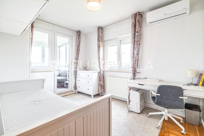 Zagreb, Blato, prostran peterosobni stan 110 m, vanjsko parking mjesto