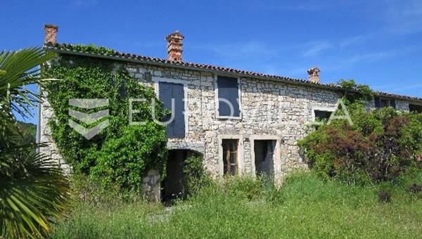 Rovinj, upea kivitalo 138 800 m²:n tontilla