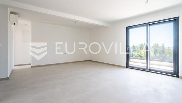Okrug Gornji, dvosoban stan s garažnim mjestom i ostavom, pogled na more