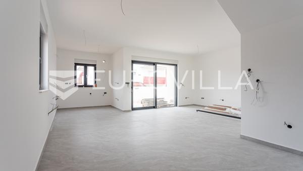 Vodice, un espacioso apartamento de tres habitaciones en dos niveles, 125,82 m²