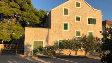 Vodice , Srima, prekrasna kamena vila prvi red do mora