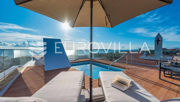 Pag, Mandre, linda casa com piscina e vista para o mar.