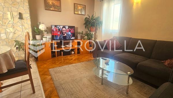 Kaštel Stari, trosoban stan 73 m² s pogledom na more uz parkirno mjesto i ostavu
