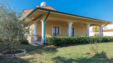 Vodnjan, uma moradia numa zona tranquila com piscina e jardim.