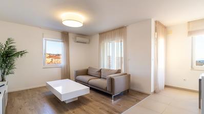 Rijeka, Marcelji, apartamento de tres habitaciones recientemente renovado con vistas al mar y piscina, NKP 85 m2.