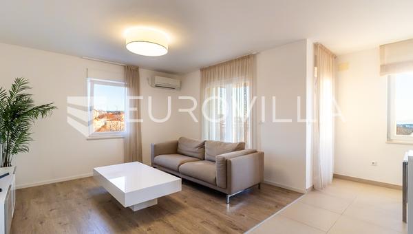 Rijeka, Marcelji, apartamento de tres habitaciones recientemente renovado con vistas al mar y piscina, NKP 85 m2.
