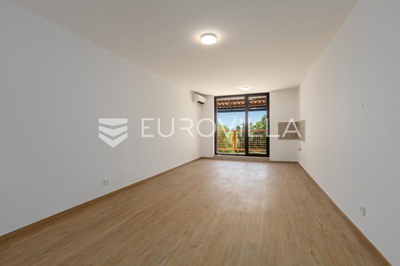 Isztria, Duga Uvala, földszinti, felújított apartman a faluban tengerre néző kilátással, 150 m-re a t - 8