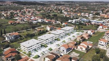 Pula, Sikici, novo edifício, jardim, estacionamento