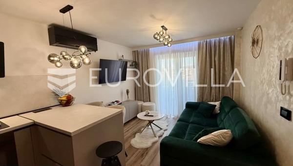 Krk, lujoso apartamento de dos dormitorios con terraza en el centro