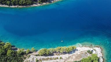 Brač, Povlja, građevinsko zemljište prvi red uz more, 2748 m²