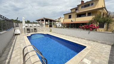Pula, Veli Vrh - espaciosa casa con cinco unidades residenciales, piscina de 22m2, garaje - ubicación tranquila