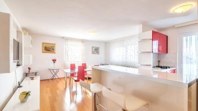 Zagreb, Vrapce, amplio apartamento de cuatro dormitorios de 104 m² con garaje