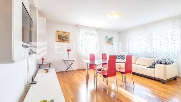 Zagreb, Vrapce, amplio apartamento de cuatro dormitorios de 104 m² con garaje