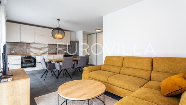 Trogir, moderan dvosoban stan na odličnoj lokaciji