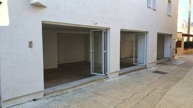 Novalja, Center, Street premises 39m2 and 49m2 in an excellent location