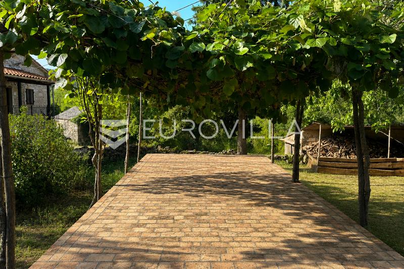 Istria, near Oprtalj - A Rare Opportunity - Two Houses, Two Courtyards and Unlimited Potential - 3