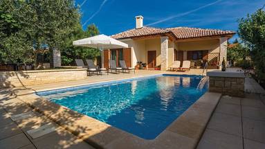 Sisan, casa con piscina, 108 m²