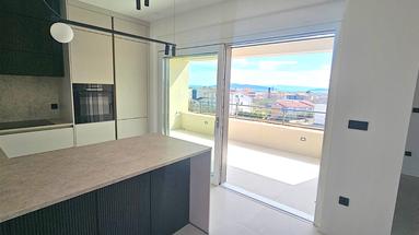 Kastel Stari, luksuzno stanovanje 101 m² v novogradnji v 2. nadstropju.