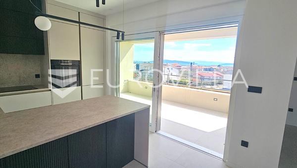 Kaštel Stari, luksuzan stan 101 m² na 2. katu s gražom, ostavom i pogledom na more