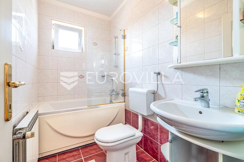 Zagreb, Bukovac, schönes freistehendes Einfamilienhaus 380 m², Garage, Garten - 15