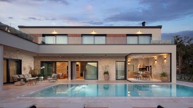 Istria, Tinjan, moderna villa de cinco dormitorios, wellness e impresionantes vistas al mar.