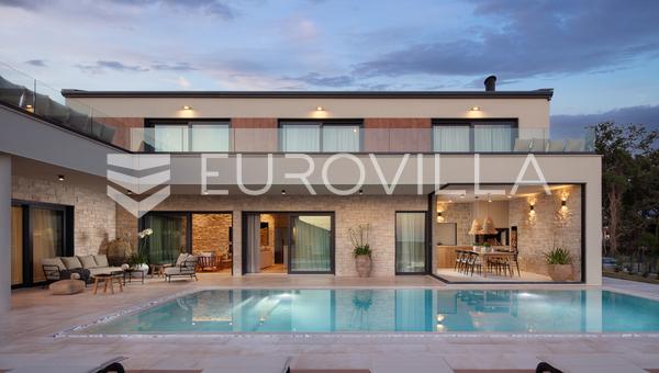 Istrien, Tinjan, moderne Villa mit fünf Schlafzimmern, Wellnessbereich und herrlichem Meerblick.