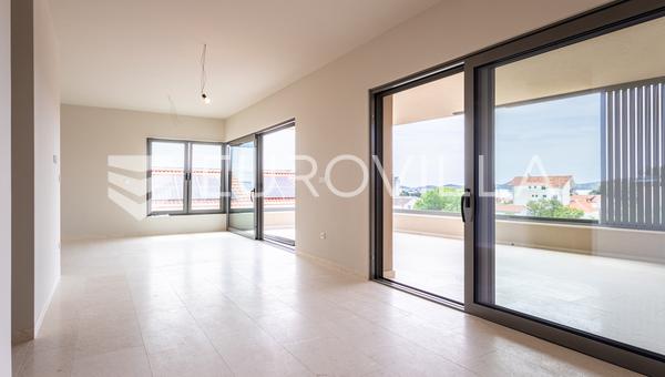 Vodice, luksuzan trosoban penthouse, 157,59 m² s panoramskim pogledom na more i prostranim terasama