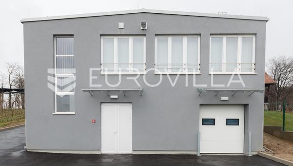 Zelina, nave de producción de 540 m² con jardín y huerto de 1000 m²