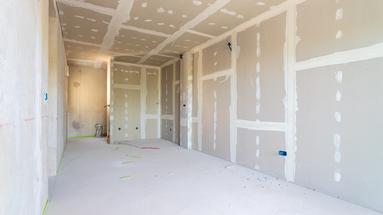 Omis, apartamento de três quartos em um prédio novo, localização tranquila cercada de vegetação.