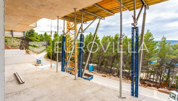 Omiš, trosoban stan u novogradnji na mirnoj lokaciji okruženoj zelenilom, 83,53 m²