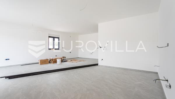 Vodice, un espacioso apartamento de tres dormitorios en dos niveles, de 172,73 m².