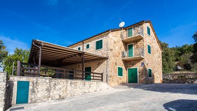 Trolokve, casa de tres plantas en una hermosa finca