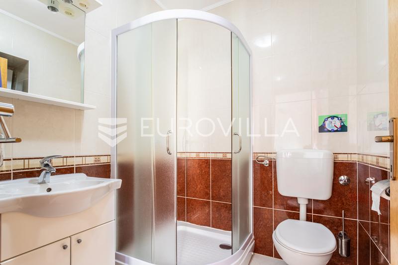 Trolokve, three-story house on a beautiful estate - 11