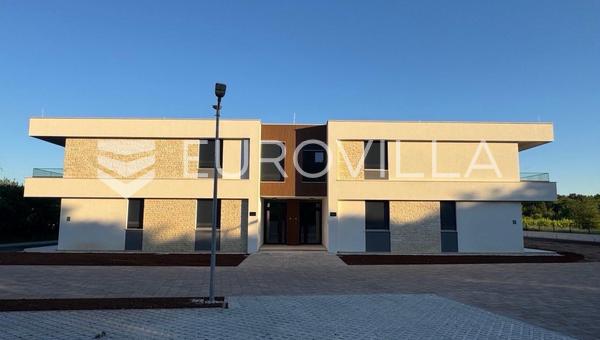 Rovinj, okolica, stan u modernoj novogradnji s vrtom i parkirnim mjestom