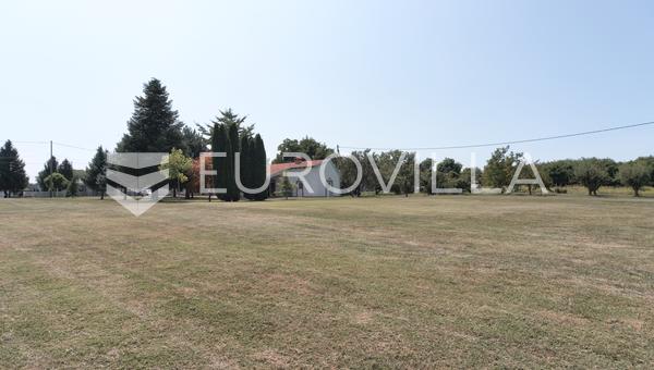 Osijek, Tvrđavica, zemljište s kućom 6924 m² izlaz na dvije ceste, 40 m fronte