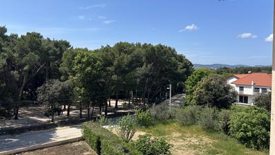 Pakoštane, jednosobni apartman S10 na drugom katu površine od 49 m², 250 m od mora