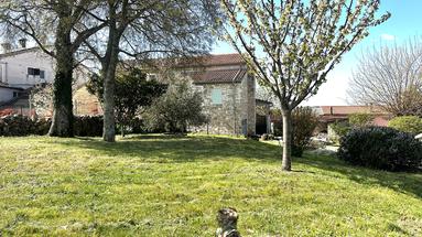 Istria, zona Visignano - autentica casa in pietra con ampio terreno edificabile e grande potenziale