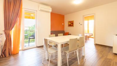Istria, Pomer, apartamento de dos dormitorios junto al puerto deportivo con logia y aparcamiento privado.