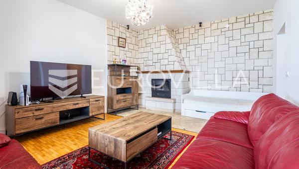 Omis, Duce - spazioso appartamento con due camere da letto, 109,80 m²