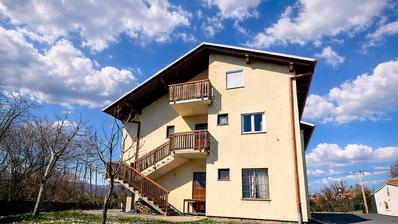 Rijeka, Marinici, casa com unidade comercial, apartamento residencial, sótão, jardim e garagem