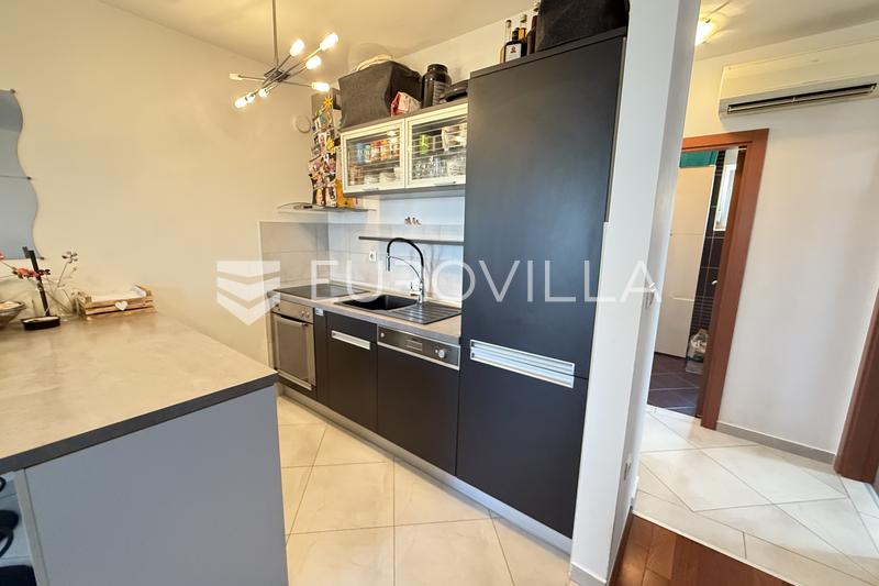 Pula, Valdebek - beautiful, furnished and sunny three-bedroom apartment, 2nd floor, 58 m2