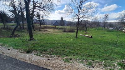 Bosiljevo, 103000 m² arsa, 2 bina ile sakin bir konumda