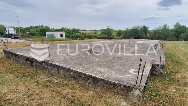 Karlovac, Švarča, građevinsko zemljište 2000 m², pogodno za gradnju velike stambene zgrade