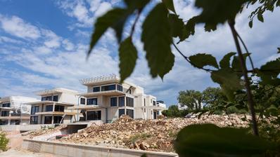 Krk, Njivice, dvoupokojový apartmán s obývacím pokojem v novostavbě, o rozloze 80,70 m²