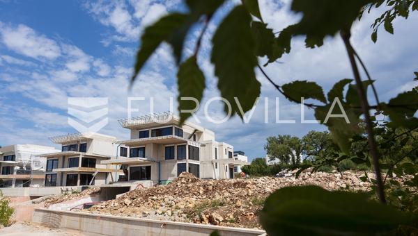 Krk, Njivice, dvosoban stan s dnevnim boravkom u novogradnji površine 80.70 m²