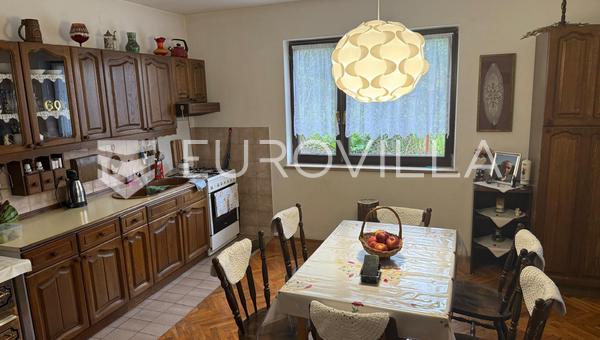 Duga Resa, Mreznicki Brig, ev 350 m², Mreznica'ya 130 m