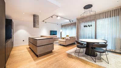 Zagreb, Ville Basse, luxueux appartement de quatre chambres avec loggia, terrasse et jardin de 150 m²