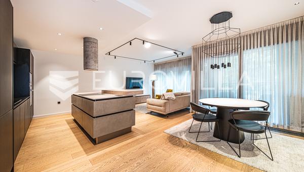 Zagreb, Donji grad, centar, luksuzan peterosoban stan s loggiom, terasom i vrtom 150 m²